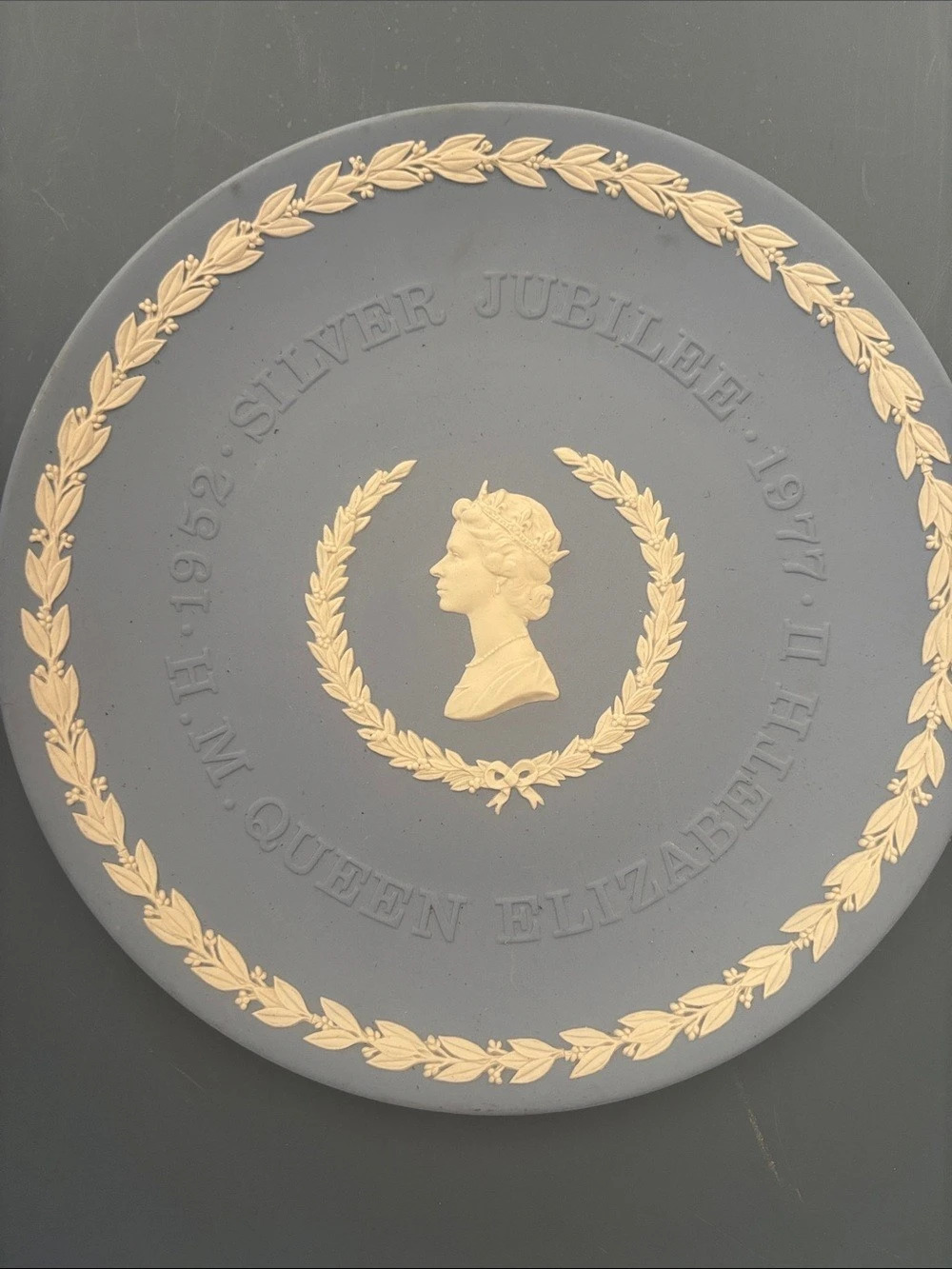 Wedgwood Silver Jubilee Queen Elizabeth II 1952–1977 Plate Gray & Gold